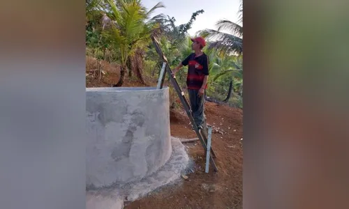 
          Imagem ilustrativa da imagem Galinhas, licores e cisternas: uma brecha no tempo que sustenta vidas no Cabo
          