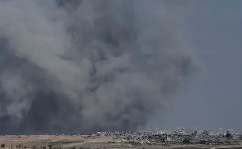 
          Imagem ilustrativa da imagem Israel bombardeia Gaza e anuncia morte de porta-voz do Hamas
          