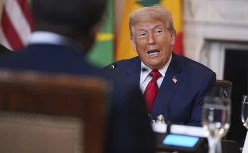 
          Imagem ilustrativa da imagem Trump diz que Irã está negociando e que acordo pode sair amanhã
          