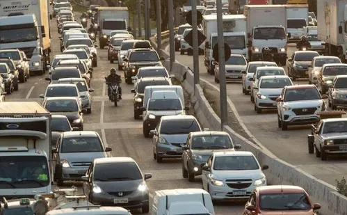 
          Imagem ilustrativa da imagem Governo estuda acabar com obrigação de autoescola para carteira de motorista
          