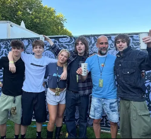 
          Imagem ilustrativa da imagem Guardiola rouba a cena no retorno do Oasis aos palcos em Manchester, mas ouve vaias em show
          