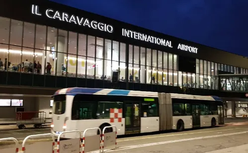 
          Imagem ilustrativa da imagem Homem invade aeroporto e morre ao ser sugado por motor de avião na Itália
          