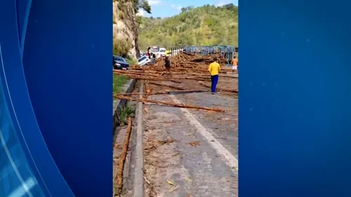
          Imagem ilustrativa da imagem Homem morre em acidente envolvendo duas carretas em trecho da BR-101 no ES
          