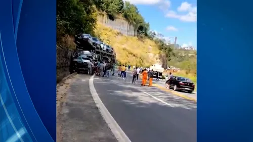 
          Imagem ilustrativa da imagem Homem morre em acidente envolvendo duas carretas em trecho da BR-101 no ES
          