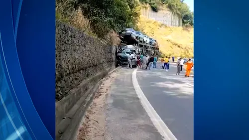 
          Imagem ilustrativa da imagem Homem morre em acidente envolvendo duas carretas em trecho da BR-101 no ES
          