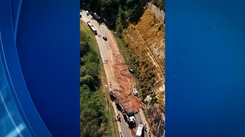 
          Imagem ilustrativa da imagem Homem morre em acidente envolvendo duas carretas em trecho da BR-101 no ES
          