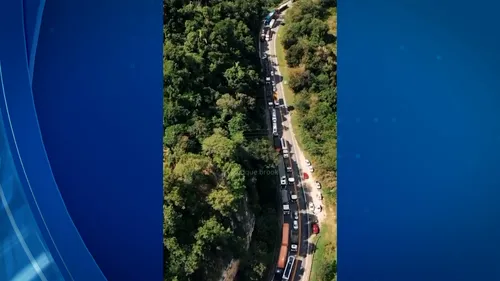 
          Imagem ilustrativa da imagem Homem morre em acidente envolvendo duas carretas em trecho da BR-101 no ES
          