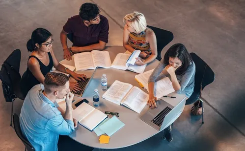 
          Imagem ilustrativa da imagem Intercâmbio: Secretaria da Educação divulga classificados para fase de entrevistas
          