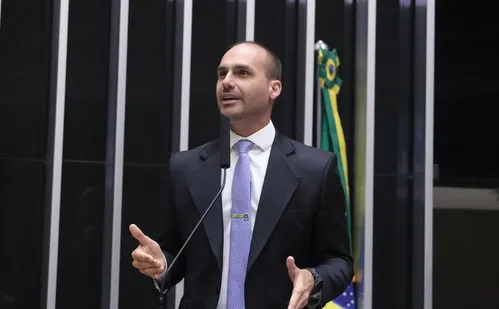 
          Imagem ilustrativa da imagem Motta envia pedidos de cassação de Eduardo Bolsonaro para Conselho de Ética
          