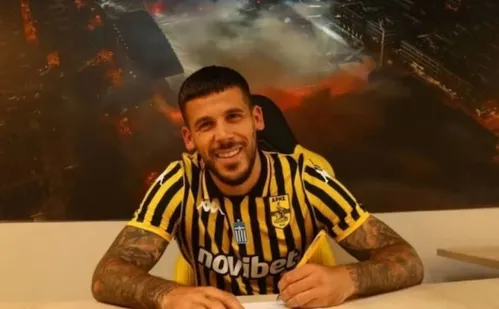 
          Imagem ilustrativa da imagem Jogador ex-Barcelona é hospitalizado após mordida de cachorro na região íntima
          