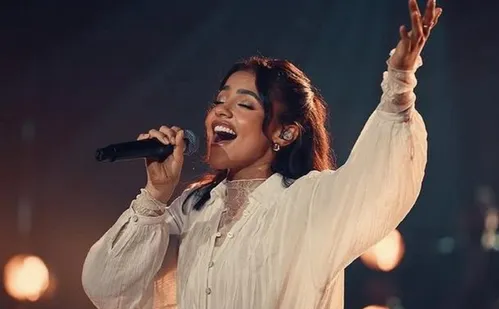 
          Imagem ilustrativa da imagem Julia Vitória lança “Amor Infinito”
          