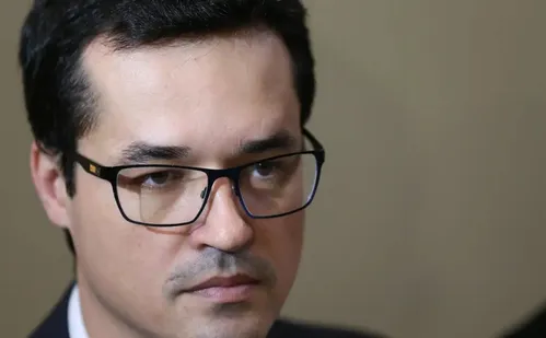 
          Imagem ilustrativa da imagem Justiça manda Deltan pagar R$ 135 mil a Lula por caso do PowerPoint
          