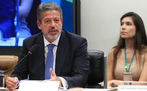 
          Imagem ilustrativa da imagem Lira mantém IR de 10% para renda alta e amplia isenção até R$ 7.350
          