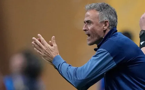 
          Imagem ilustrativa da imagem Luis Enrique evita falar sobre reencontro do PSG com Mbappé: ‘Faz parte do passado’
          