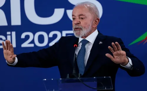 
          Imagem ilustrativa da imagem Lula diz que ameaça de taxação de Trump não preocupa nações do Brics
          