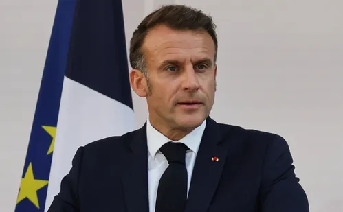 
          Imagem ilustrativa da imagem Macron enfrenta protestos de estudantes e fechamento de escolas por toda a França
          