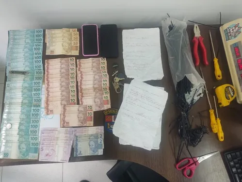 
          Imagem ilustrativa da imagem Mãe e filha são resgatadas de cárcere privado no PR após vizinho encontrar bilhetes de socorro
          