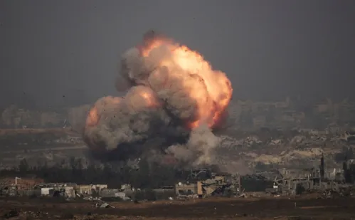 
          Imagem ilustrativa da imagem Míssil de Israel atinge crianças palestinas que buscavam água em Gaza
          