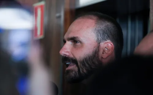 
          Imagem ilustrativa da imagem Moraes determina bloqueio de bens e contas de Eduardo Bolsonaro
          