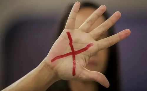 
          Imagem ilustrativa da imagem Mortes intencionais caem 5,4% no país em 2024; feminicídios sobem 19%
          