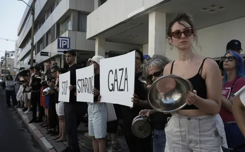 
          Imagem ilustrativa da imagem Mortes por inanição se espalham e pressão por cessar-fogo aumenta
          