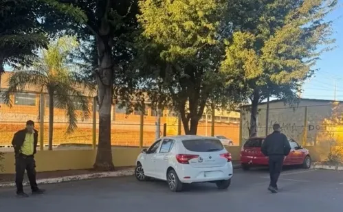 
          Imagem ilustrativa da imagem Mulher vai dirigindo até unidade do Detran no DF para tirar CNH e é multada
          