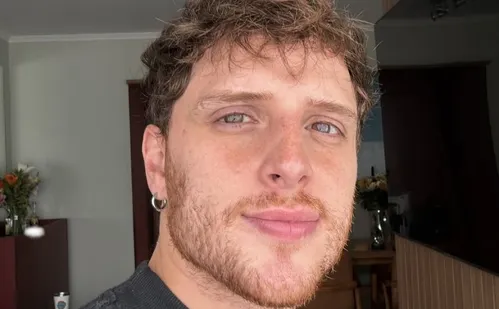 
          Imagem ilustrativa da imagem 'Não estudei para ser um ator gay, sou ator', diz Diego Martins, agora também canto
          