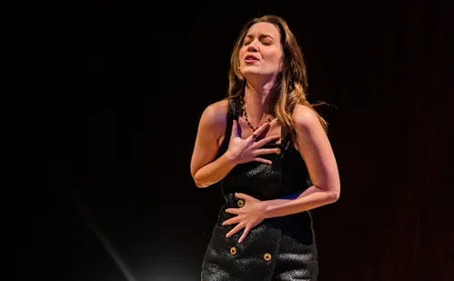 
          Imagem ilustrativa da imagem Nathalia Dill: "Sou uma pessoa mais paranoica do que antes"
          