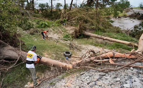 
          Imagem ilustrativa da imagem Número de mortos após enchentes repentinas no Texas ultrapassa 100
          
