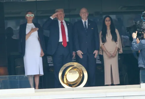 
          Imagem ilustrativa da imagem O mundo é azul: veja fotos da final da Copa do Mundo de Clubes
          