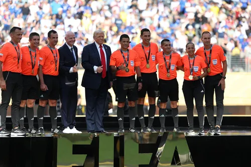 
          Imagem ilustrativa da imagem O mundo é azul: veja fotos da final da Copa do Mundo de Clubes
          