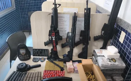 
          Imagem ilustrativa da imagem Perseguição acaba com apreensão de armamento pesado e drogas em Vila Velha
          