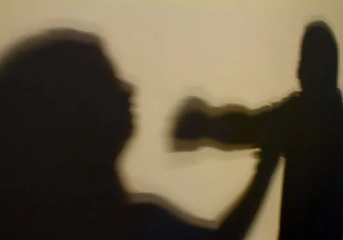 
          Imagem ilustrativa da imagem Por ser informante da polícia, adolescente é morta e ainda tem os seios arrancados
          