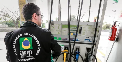 
          Imagem ilustrativa da imagem A gasolina não baixou de preço. Mas deveria
          