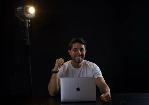 
          Imagem ilustrativa da imagem Profissões em transição: como a inteligência artificial está redefinindo o mercado
          