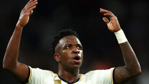 
          Imagem ilustrativa da imagem Real Madrid tenta evitar ‘guerra de salário’ com Vinicius Júnior, diz jornal espanhol
          