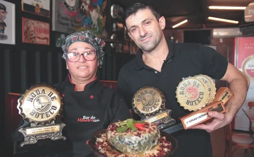 
          Imagem ilustrativa da imagem Receita de boteco: aprenda a fazer um filé de costela com queijo e creme de aipim
          