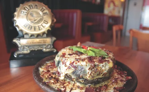 
          Imagem ilustrativa da imagem Receita de boteco: aprenda a fazer um filé de costela com queijo e creme de aipim
          