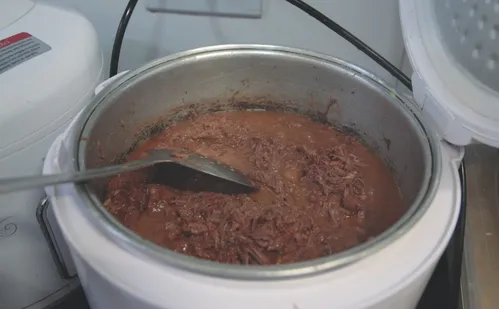 
          Imagem ilustrativa da imagem Receita de boteco: aprenda a fazer um filé de costela com queijo e creme de aipim
          