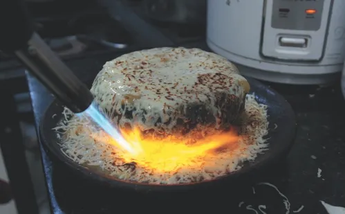 
          Imagem ilustrativa da imagem Receita de boteco: aprenda a fazer um filé de costela com queijo e creme de aipim
          