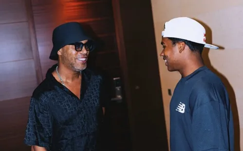 
          Imagem ilustrativa da imagem Ronaldinho Gaúcho ‘aparece’ em lua de mel de Endrick no Japão; assista ao encontro
          