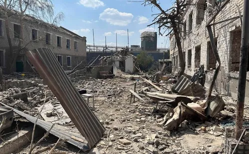 
          Imagem ilustrativa da imagem Rússia mata 27 civis na Ucrânia enquanto Kremlin desafia ameaças de Trump
          