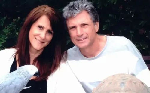 
          Imagem ilustrativa da imagem Suspeito de assassinar executiva do 'American Idol' e marido é preso em Los Angeles
          