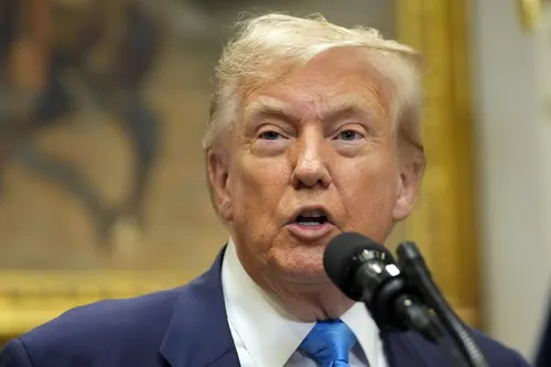 
          Imagem ilustrativa da imagem Tarifaço: Trump considera Brasil ameaça "incomum e extraordinária" aos EUA
          