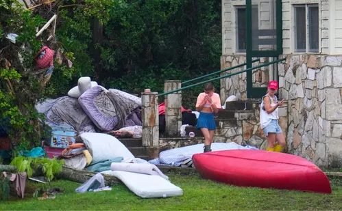 
          Imagem ilustrativa da imagem Texas continua busca agoniante de desaparecidos após tragédia em enchentes
          