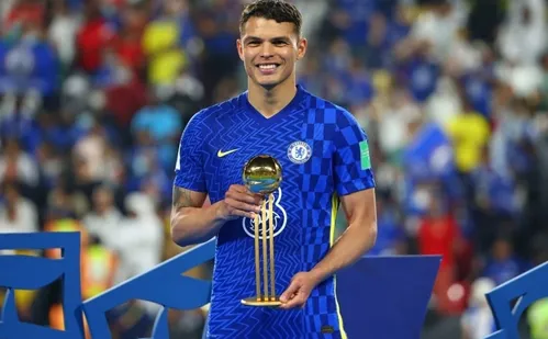 
          Imagem ilustrativa da imagem Thiago Silva mantém legado no Chelsea com idolatria e filhos no clube
          