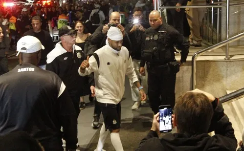 
          Imagem ilustrativa da imagem Torcida lota chegada em hotel e Neymar não atende fãs
          