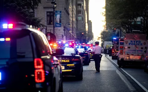 
          Imagem ilustrativa da imagem Três pessoas são baleadas por atirador em Nova York, EUA
          