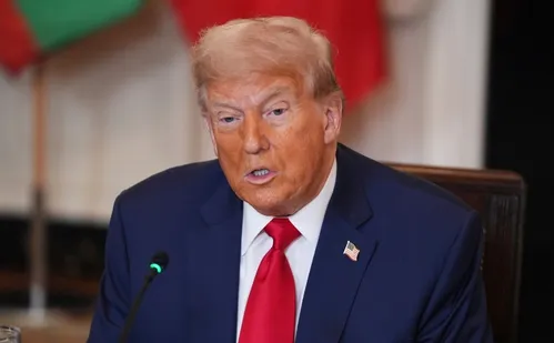 
          Imagem ilustrativa da imagem Trump impõe sobretaxa de 50% para o Brasil e cita julgamento de Bolsonaro
          