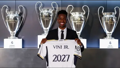 
          Imagem ilustrativa da imagem Vinicius Júnior é ‘oficialmente um problema para o Real Madrid’, diz jornal espanhol
          